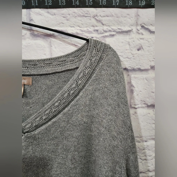 White Stag gray v-neck sweater with textured neckline Size XLarge - Picture 3 of 4